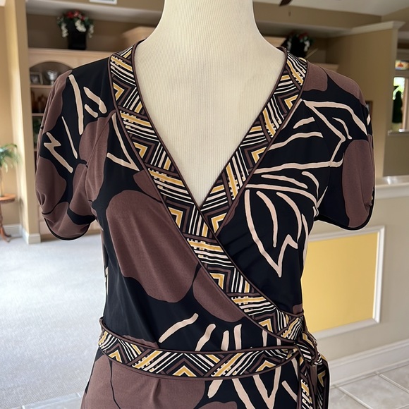 BCBGMAXAZRIA Faux Wrap Dress Size Medium M Brown Black NWOT - Picture 2 of 12